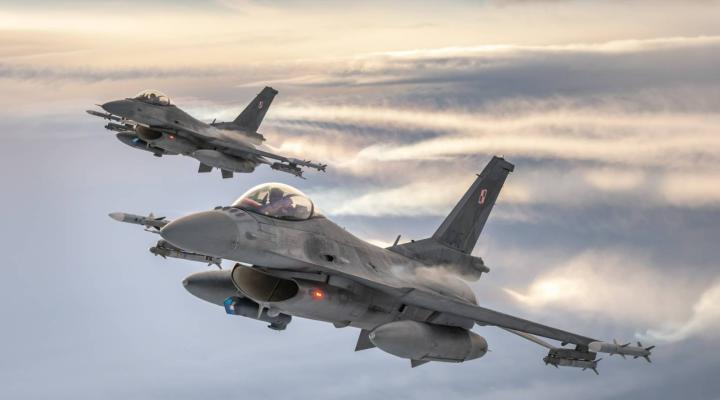 Dwa samoloty F-16 polskich Sił Powietrznych w locie - widok z bliska, z ukosa (fot. PKW Orlik)