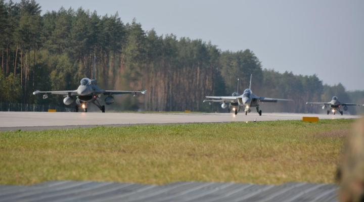 Samoloty F-16 i M-346 na drogowym odcinku lotniskowym (DOL) Wielbark (fot. 21 Baza Lotnictwa Taktycznego)