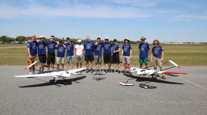Studenci AKL i ich samoloty podczas zawodów SAE Aerodesign East rozgrywanych w USA (fot. Akademicki Klub Lotniczy PWr)