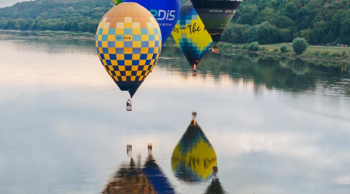 Balony w locie nad wodą. Fot. Rafał Gutowski, www.airgutek.pl