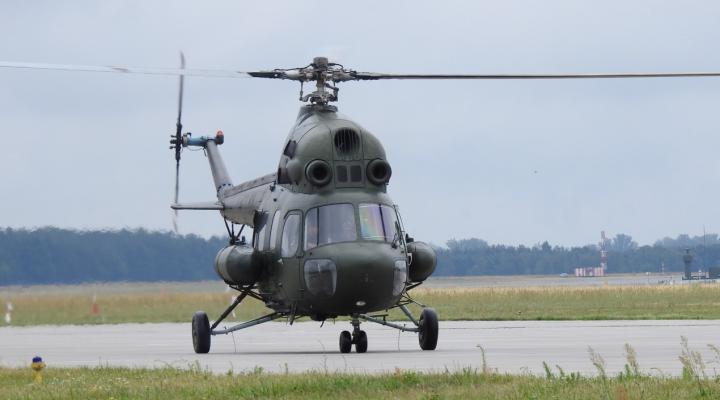 Mi-2 na płycie lotniska w Dęblinie (fot. 41 Baza Lotnictwa Szkolnego)