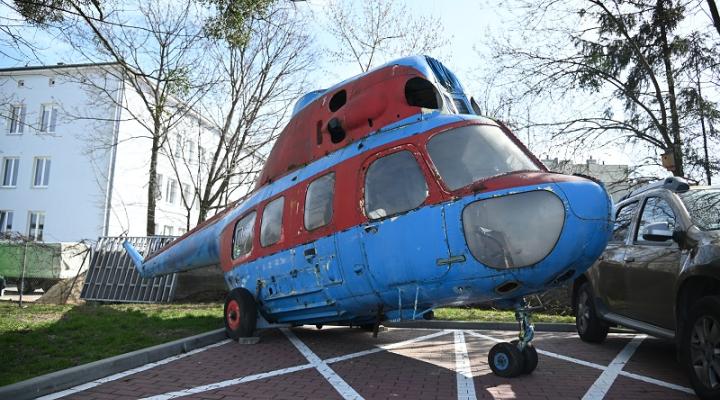 Mi-2 stanie na skwerze w Świdniku jako atrakcja dla najmłodszych (fot. swidnik.pl)