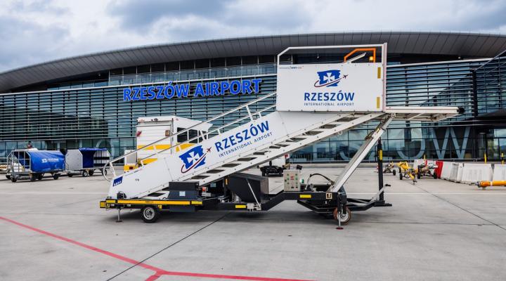 Port Lotniczy Rzeszów-Jasionka - schody przed terminalem (fot. Tadeusz Poźniak)