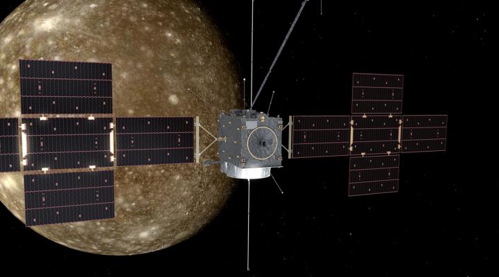 Przelot sondy Jupiter Icy Moons Explorer (JUICE) obok Callisto - wizja artystyczna (fot. ESA)