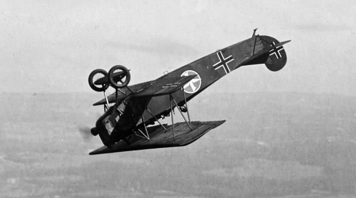 Fokker D.VII w czasie wykonywania pętli (fot. Bain News Service, Domena publiczna, Wikimedia Commons)