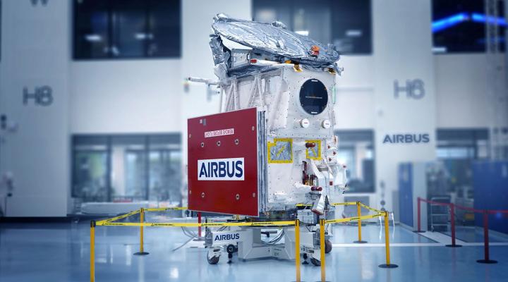 Gotowy do transportu satelita EarthCARE w cleanroomie Airbusa w Friedrichshafen (fot. Airbus)