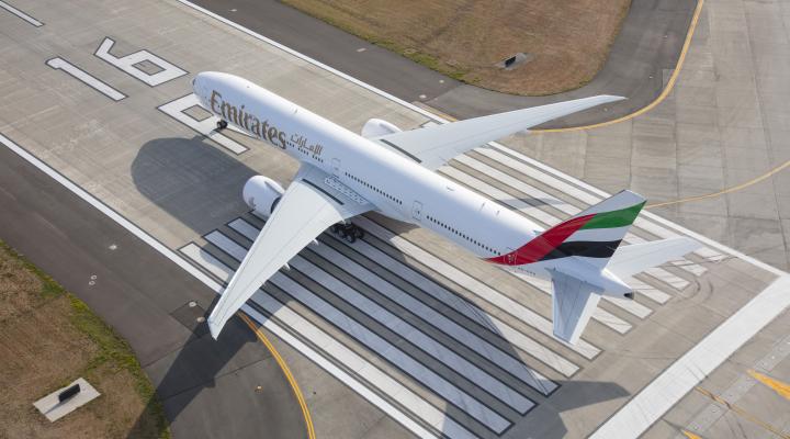 Boeing 777 linii Emirates na pasie startowym - widok z góry (fot. Emirates)