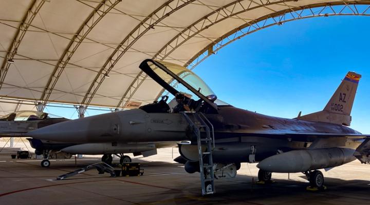 F-16 USAF w hangarze w Tucson (fot. arch. prywatne)