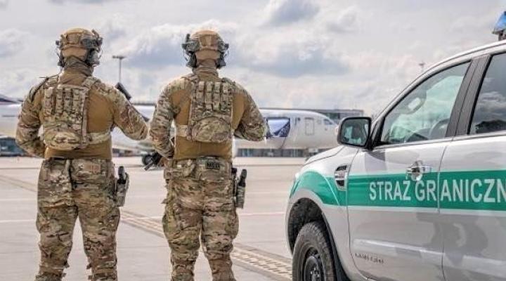 Funkcjonariusze Zespołu Interwencji Specjalnych PSG na płycie krakowskiego lotniska (fot. Karpacki OSG)