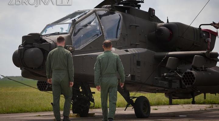 Polscy piloci przed śmigłowcem AH-64 (fot. Michał Niwicz)