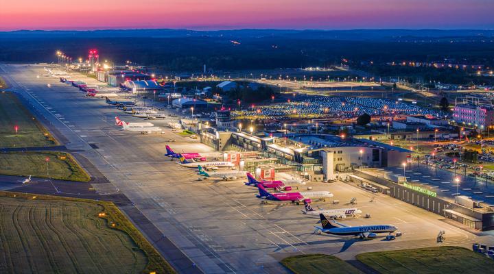 Port Lotniczy Katowice - widok na samoloty na płycie przy terminalu wieczorem (fot. Piotr Adamczyk)