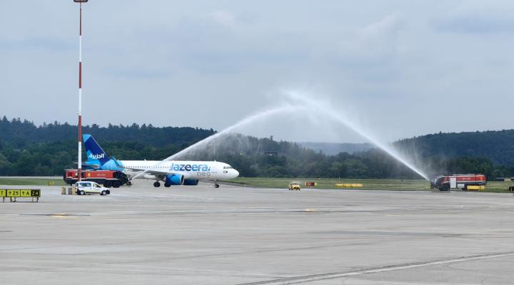 Przywitanie salutem wodnym samolotu Jazeera Aiways na krakowskim lotnisku (fot. Rafał Romanowski)