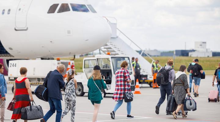 Samolot i pasażerowie na płycie lotniska w Jasionce (Fot. Maciej Terpiński, port lotniczy Rzeszów-Jasionka)