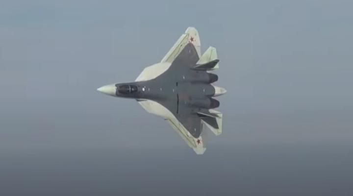 Su-57 Felon w locie (fot. kadr z filmu na youtube.com)