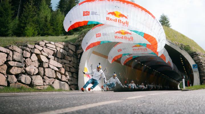 Szwajcarski paralotniarz Patrick von Känel podczas lotu w tunelu (fot. Gabriele Saghizzi, redbull.com)