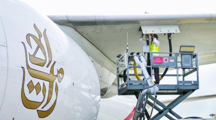 Tankowanie samolotu linii Emirates - widok z bliska (fot. Emirates)