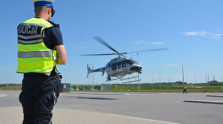 Załoga policyjnego śmigłowca Bell-407GXi przetransportowała płuca do transplantacji (fot. Anna Wałecka-Chamiuk, KMP w Suwałkach)