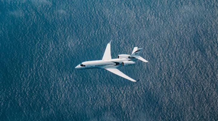 Falcon 6X w locie nad wodą - widok z góry (fot. Dassault Aviation)