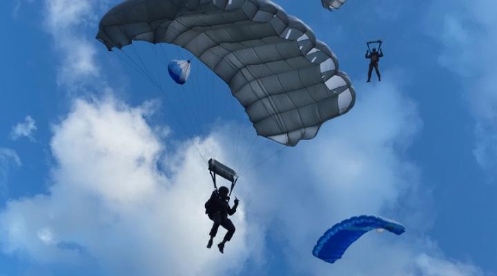 Policyjny skydiving (fot. Krzysztof Chrzanowski, Katarzyna Chrzanowska)