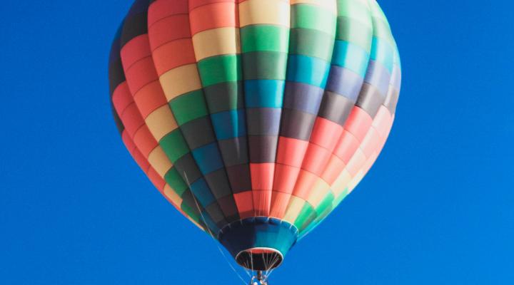 Balony na ogrzane powietrze. Fot.: Kenny Eliason Źródło: unsplash.com/@neonbrand