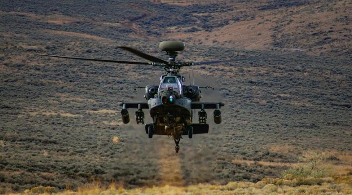 AH-64 Apache w locie - widok z przodu (fot. Capt. Jesse Paulsboe)