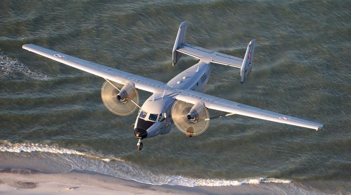 An-28TD z 43 Bazy Lotnictwa Morskiego w locie nad brzegiem morza (fot. Bartek Bera)