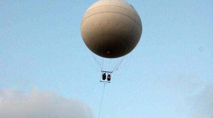 Balon na uwięzi (fot. Sergey Subbotin, CC0, Wikimedia Commons)