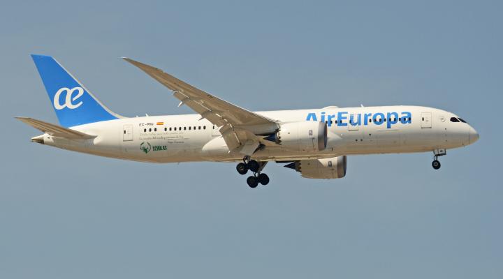 Boeing 787-8 Dreamliner linii Air Europa lądujący na lotnisku Madryt-Barajas (fot. Alan Wilson, CC BY-SA 2.0, Wikimedia Commons)