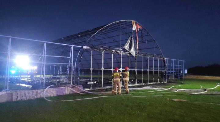 Hangar, który spłonął na lądowisku w Świebodzicach (fot. Radio Sudety 24)