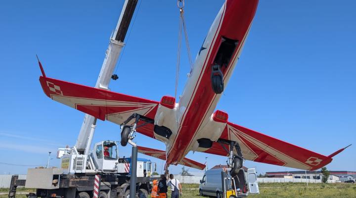 PZL TS-11 Iskra ustawiana przy lotnisku w Suwałkach (fot. Pogodne Suwałki, Facebook)