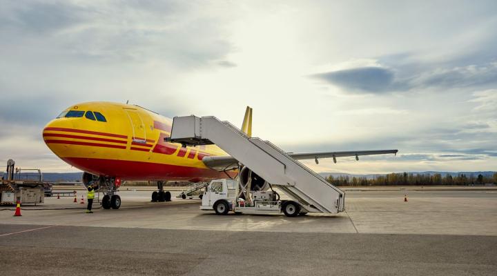 Samolot DHL na płycie lotniska (fot. DHL)