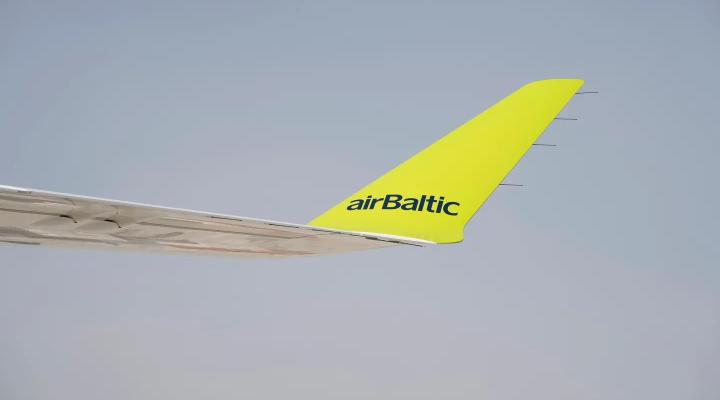 Skrzydło samolotu linii airBaltic (fot. Airbus)