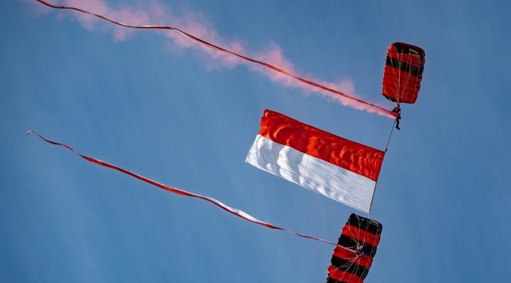 Sky Magic z flagą między skoczkami (fot. Krzysztof Wilma, Mazury AirShow, Facebook)