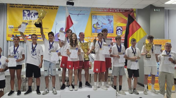 Złoto drużynowe dla Polski w kategorii F1A na Mistrzostwach Świata Juniorów Modeli Swobodnie Latających F1ABP w Macedonii Północnej (fot. Aeroklub Polski)