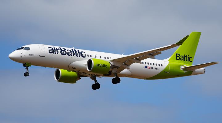 A220-300 należący do Air Baltic w locie (fot. MarcelX42, CC BY-SA 4.0, Wikimedia Commons)