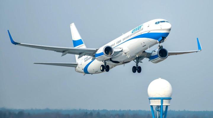 B737-800 należący do Enter Air w locie - radar w tle (fot. Enter Air)