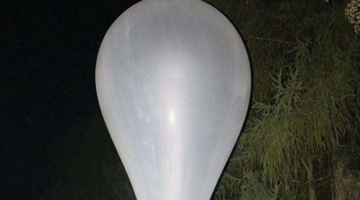 Balon za pomocą którego przemycano papierosy (fot. KWP w Białymstoku)