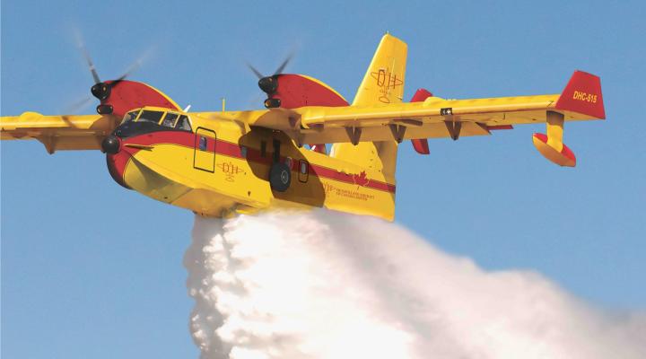 DHC-515 Firefighter w locie - zrzut wody (fot. De Havilland Canada)