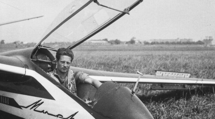 Janusz Krasicki w szybowcu 'Mucha', lotnisko Gocław, Warszawa 1961 (fot. archiwum rodzinne)