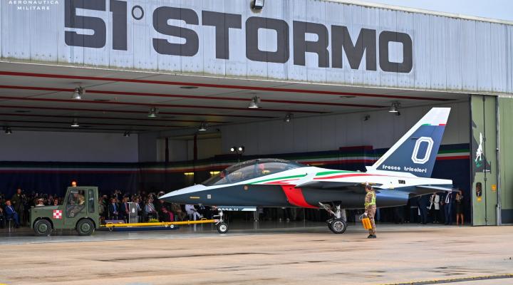 M-346 w malowaniu Frecce Tricolori zaprezentowany w Istranie (fot. Aeronautica Militare, Facebook)