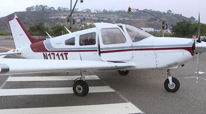 Piper PA-28, który awaryjnie lądował na autostradzie, fot. fox5