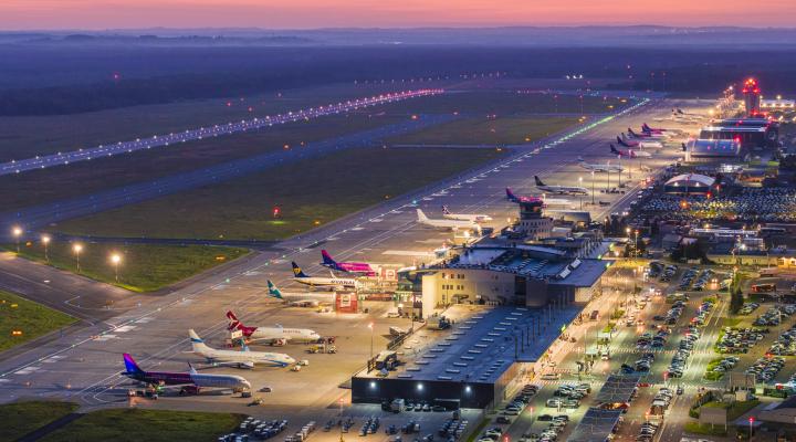 Port Lotniczy Katowice - widok z góry na terminal, samoloty na płycie i pas startowy (fot. Piotr Adamczyk)