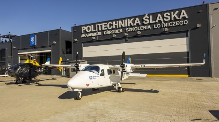 Samolot i śmigłowiec przed hangarem AOSL Politechniki Śląskiej (fot. Politechnika Śląska)