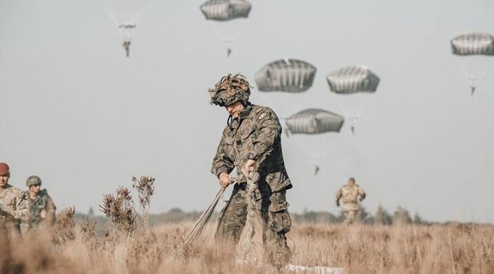 Skok dla bohaterów w okolicach holenderskiego Arnhem (fot. S. Brzezina)