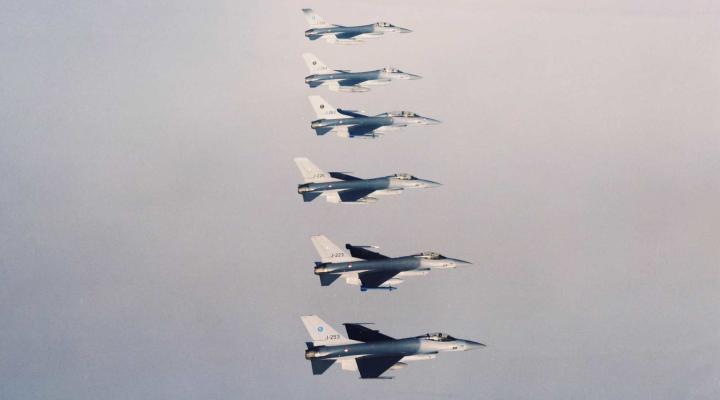 Sześć samolotów F-16 Królewskich Holenderskich Sił Powietrznych w locie (fot. Koninklijke Luchtmacht, Facebook)