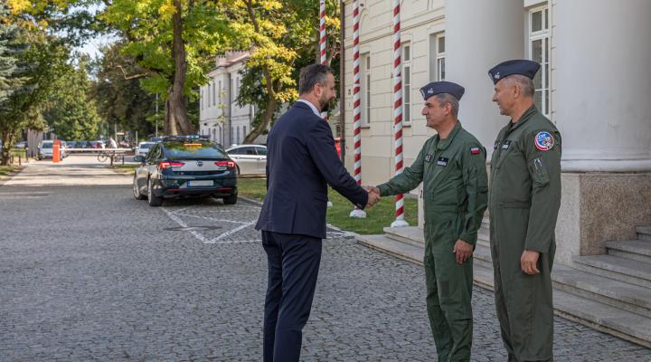 Szef MON w dęblińskiej Szkole Orląt (fot. Lotnicza Akademia Wojskowa)