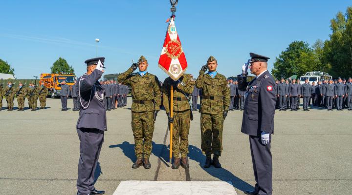 Uroczyste przekazanie obowiązków Dowódcy 23. Bazy Lotnictwa Taktycznego (fot. 23 Baza Lotnictwa Taktycznego)