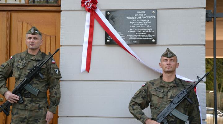 Uroczystość odsłonięcia tablicy pamiątkowej poświęconej ś.p. gen. bryg. pil. Witoldowi Urbanowiczowi – patronowi 4. SLSz w Dęblinie (fot. Anna Sawińska, SSLWRP o.Dęblin)