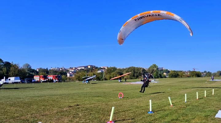 XXV Mikrolotowe Mistrzostwa Podlaskiego 'Kontakty' 2024 - konkurencja motoparalotniowa (fot. Dominika Tocka)