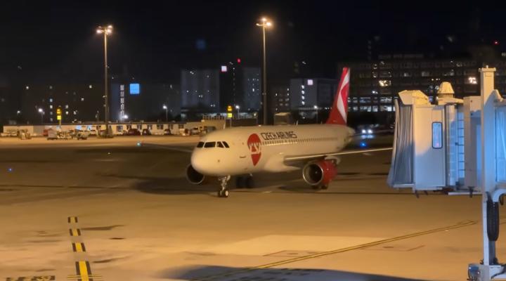 A320-214 (OK-IOO) należący do Czech Airlines na płycie lotniska w Pradze (fot. kadr z filmu na youtube.com)